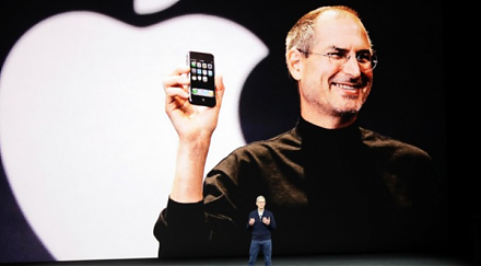 Apple and Samsung are the archrivals for the title of the world's top smart phone maker.
